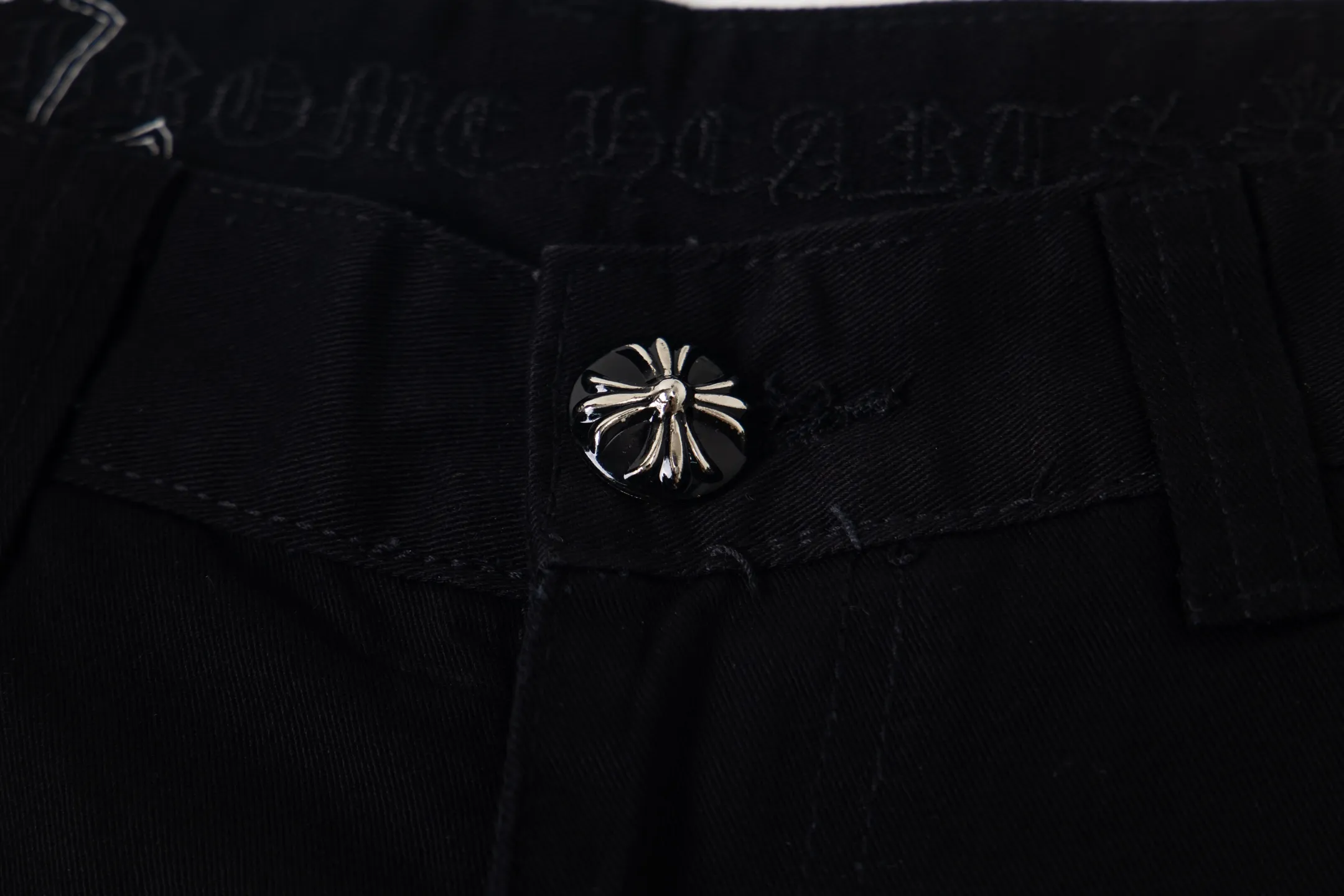 P260 Chrome Hearts Chrome Hearts black denim with white and blue multi-leather hot jeans. CH jeans need to be washed and then disassembled and hand-stitched with sheepskin cross leather and then spliced ​​to complete. The whole piece has too many craftsmanship to explain. The patchwork cross pattern is embellished, and the high-waisted washed jeans! ! Absolutely high-end luxury products, god-level single products, super popular products, made with top heavy industry, a magic weapon that cannot be missed. About Kroxin This is an extremely luxurious fashion brand, which can also be called the aristocrats of the high street. It has always been an exclusive brand for some hipsters or rich second generation. Compared with ordinary high streets, it is more luxurious and noble. Compared with luxury brands, it has a more fashionable personality and has always been a brand that I have a special liking for. Style number: 1765# Color: black Size: 28 30 32 34 36